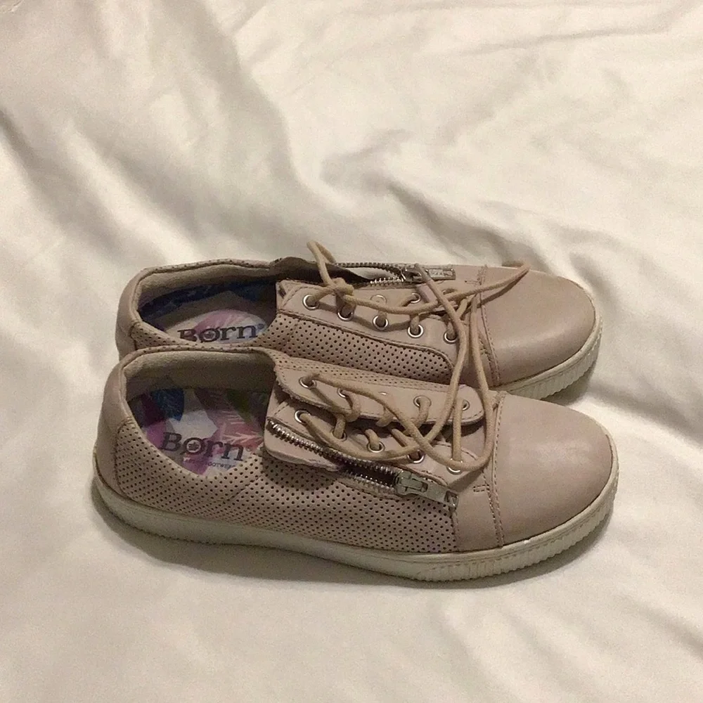 🧁$8 Moving🚚Sale Born sneakers pink zip up Sz 8.5M